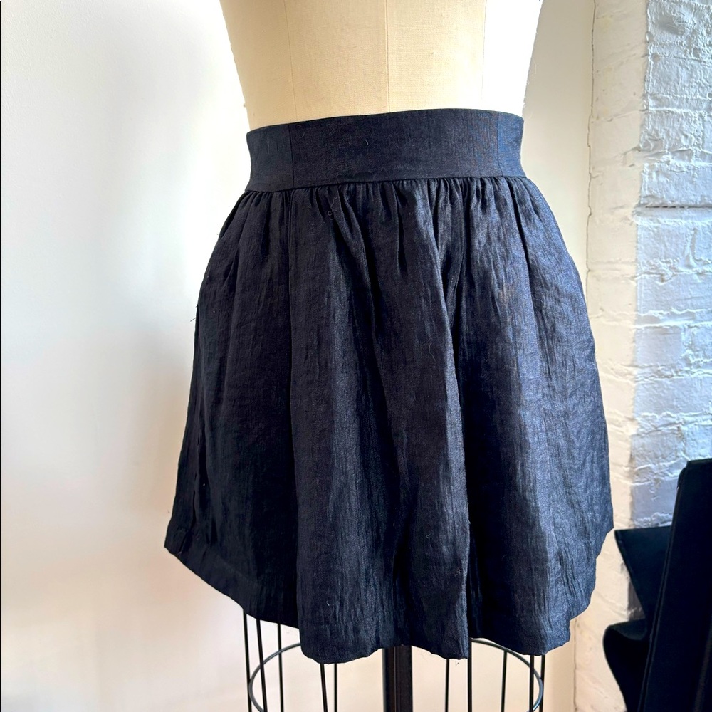 Black high waist Skirt H&M size 4. With pockets.